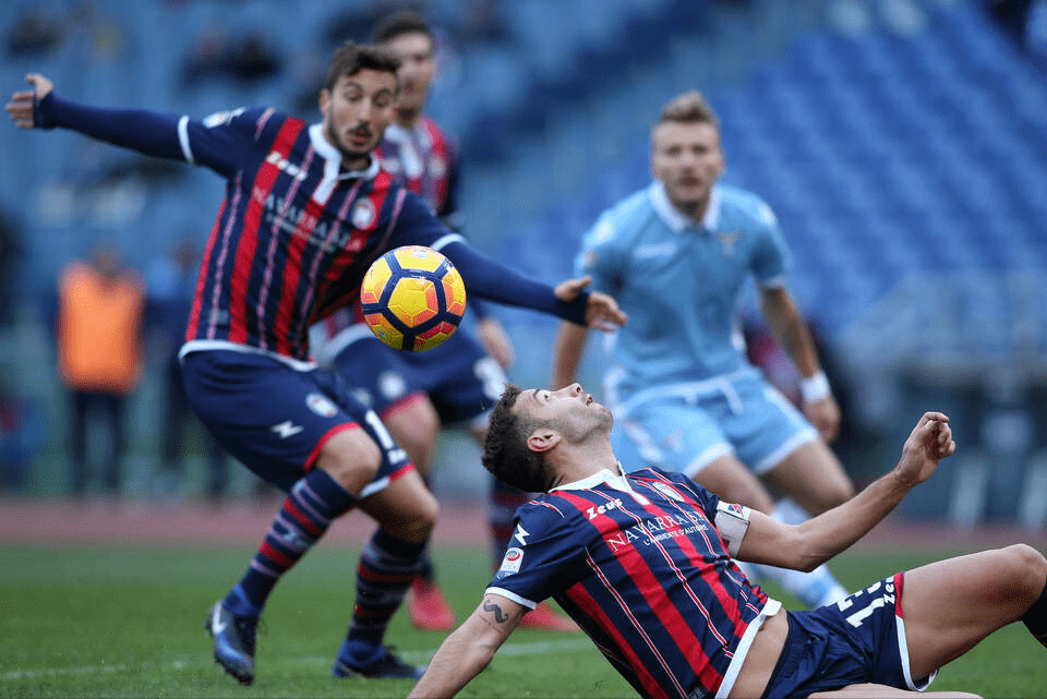 关于克罗托内主场告负,防线再现漏洞的信息 关于克罗托内主场告负,防线再现漏洞的信息