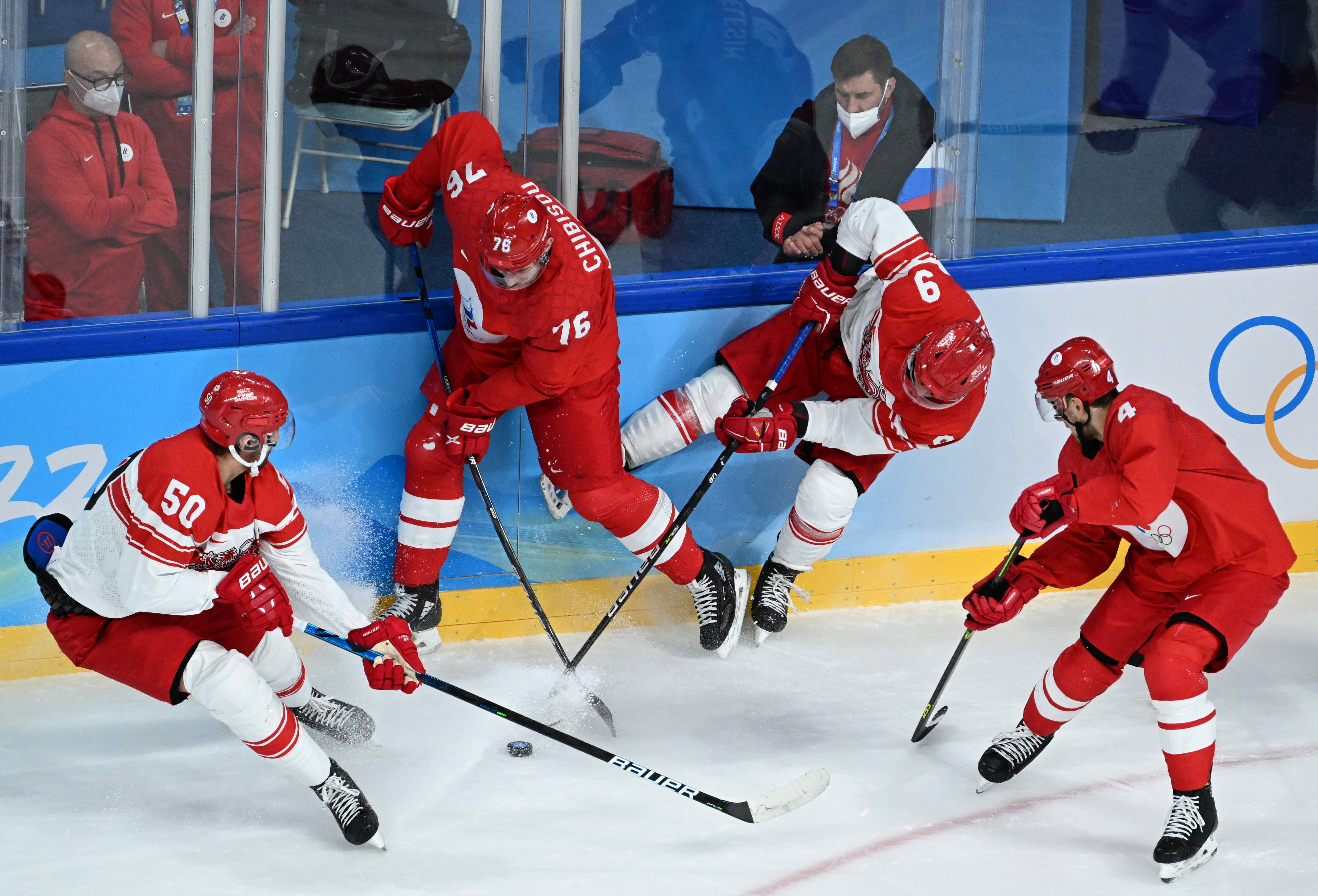 冰球决赛震撼开打,巅峰对决引爆全场 冰球决赛震撼开打,巅峰对决引爆全场