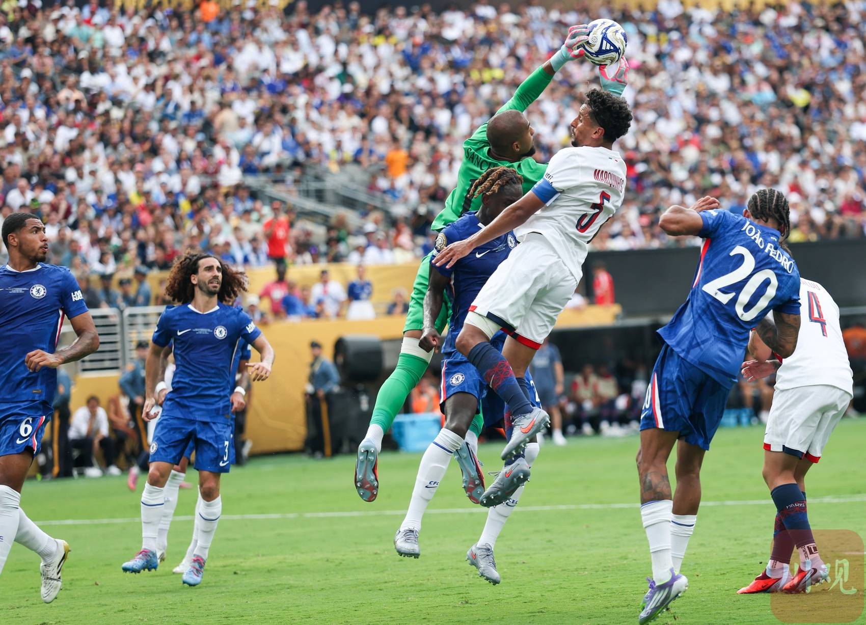 切尔西新援首次亮相，表现抢眼获得球迷喝彩