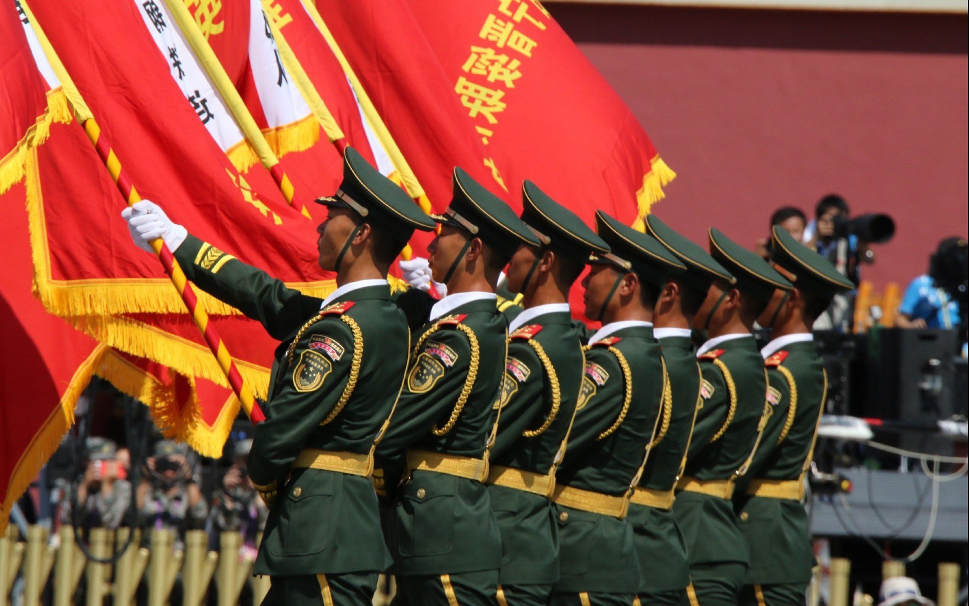 雷火电竞-独舞于红白格子之上，迪巴拉的绿茵交响诗